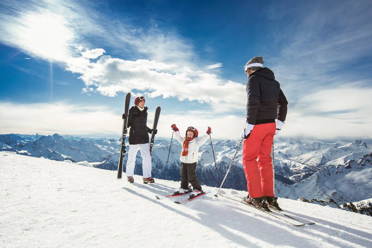 дети на горных лыжах. Skiing friends. катание на горных лыжах. праздники зимой. горнолыжный спорт.