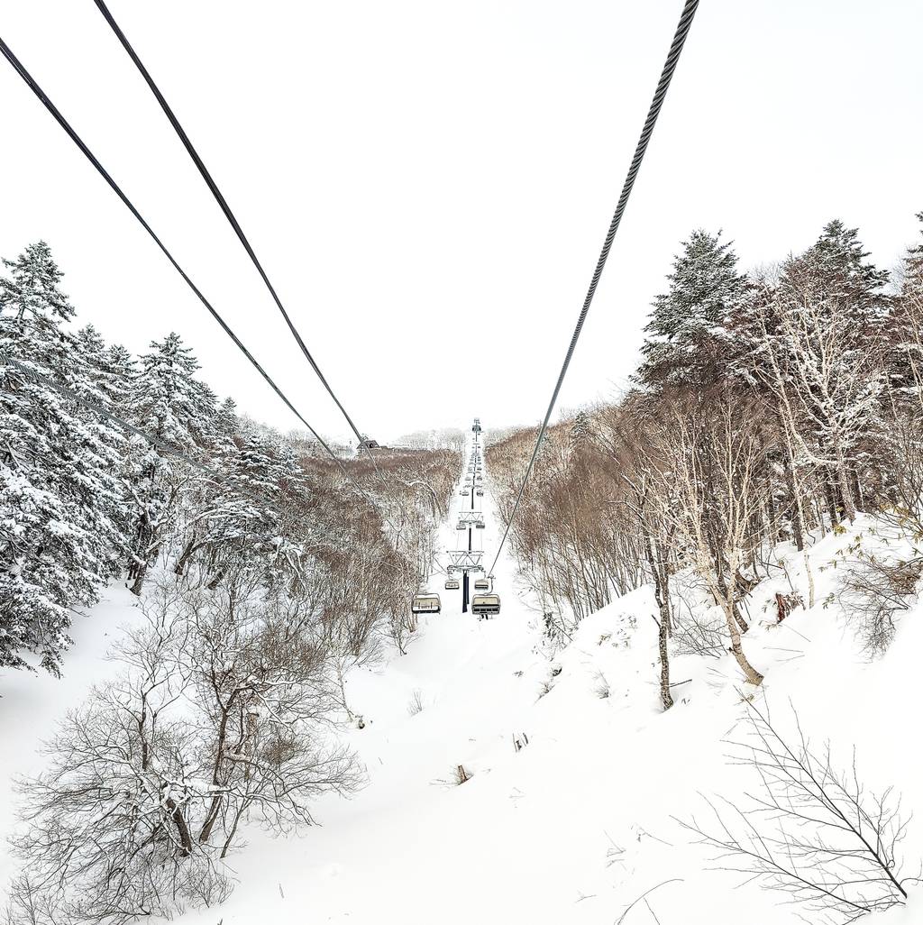 Rider sur les pistes en Snowboard