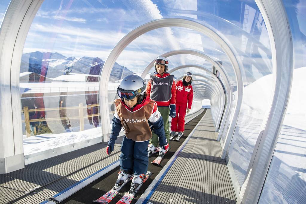 Cours à l'école de ski pour enfants