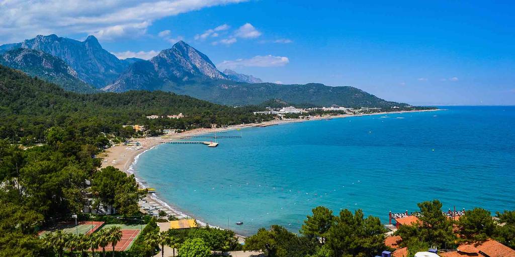 Premium Photo  Beautiful shoreline with blue water in mediterranean sea in  turkey