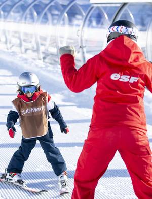 Moniteur esf en plein cours de ski avec un enfant