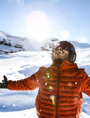 homme heureux regardant la neige tomber