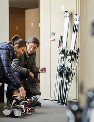 couple en train de mettre ses skis